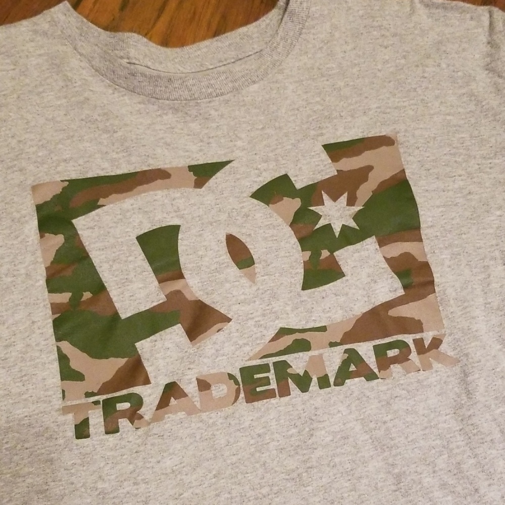 DC mens camo tee